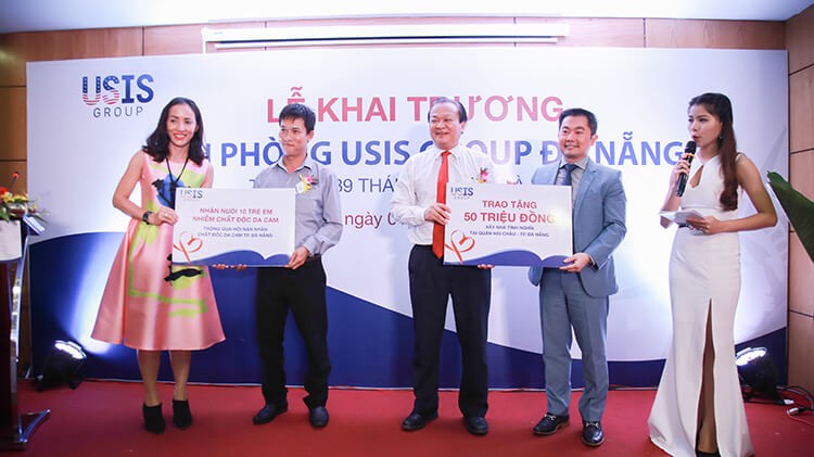 Representative of USIS Group donated VND 50 million to build houses of gratitude in Hai Chau District, Da Nang City